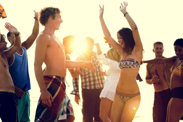 Gente disfrutando de la playa — Foto de Stock