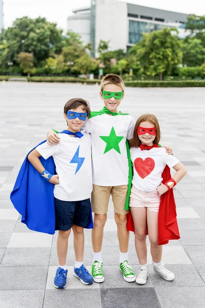 Kinderen in kostuums superhelden — Stockfoto