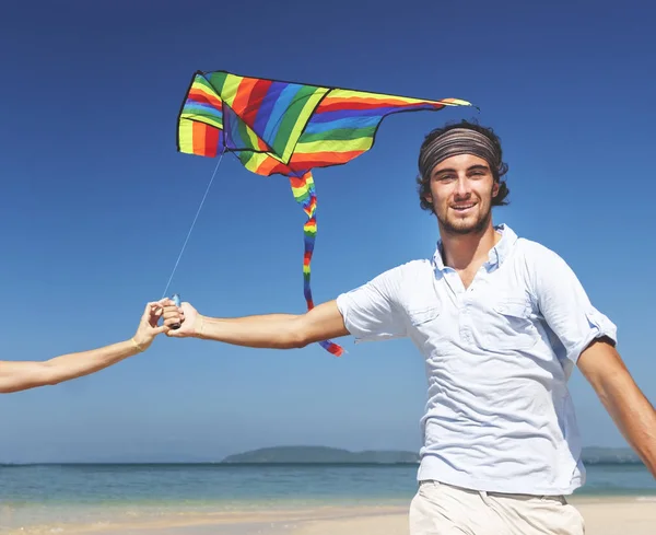 Pareja caminando con cometa — Foto de Stock