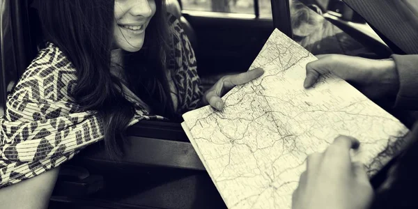 Jóvenes Viajeros con Mapa —  Fotos de Stock