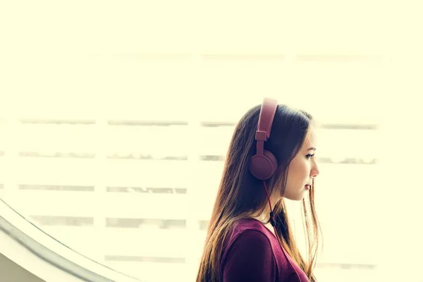 Jovem mulher ouvindo música — Fotografia de Stock