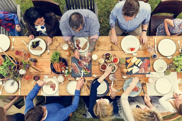 Группа людей обедает — стоковое фото
