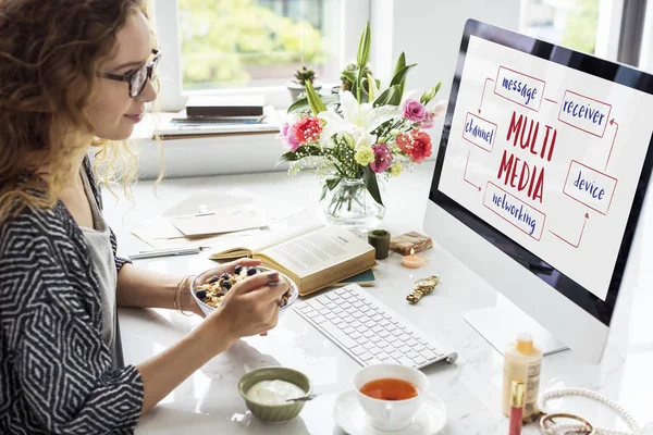 Perempuan yang bekerja pada komputer — Stok Foto