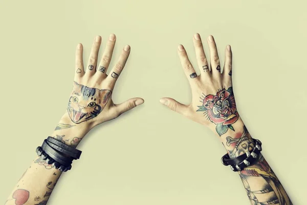 Ženské ruce v tetování — Stock fotografie