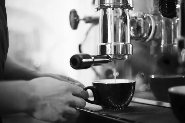 Baristas trabajando en la cafetería —  Fotos de Stock