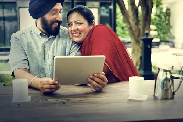 Индийская пара с помощью цифрового планшета — стоковое фото