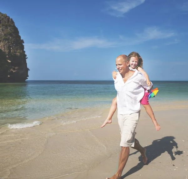 Отец и дочь веселятся на пляже — стоковое фото