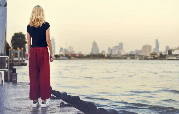 Mujer Relajándose cerca de River — Foto de Stock