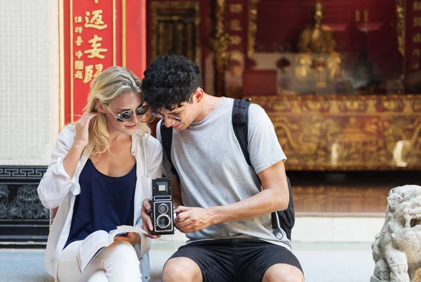 Casal olhando fotos na câmera — Fotografia de Stock