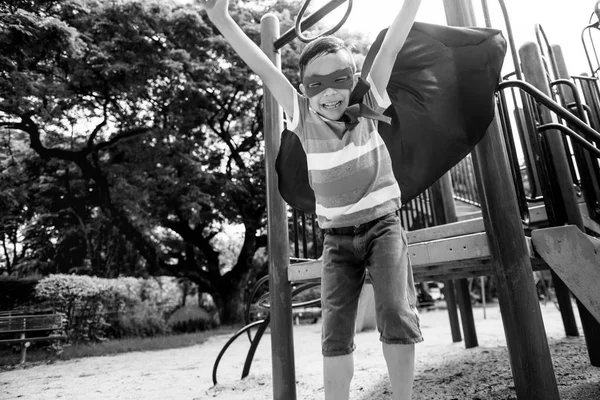 Мальчик на детской площадке во дворе — стоковое фото