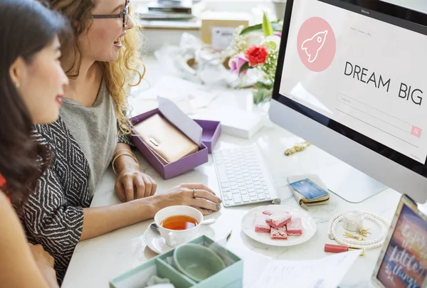 Frauen arbeiten zusammen — Stockfoto