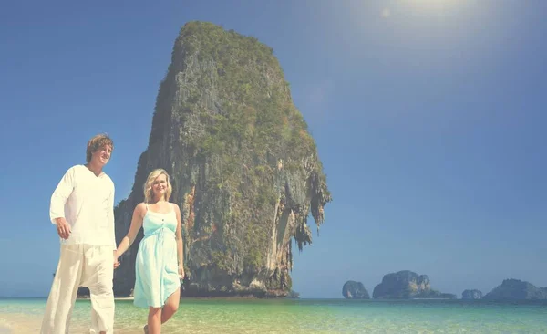 Casal se divertindo na praia — Fotografia de Stock