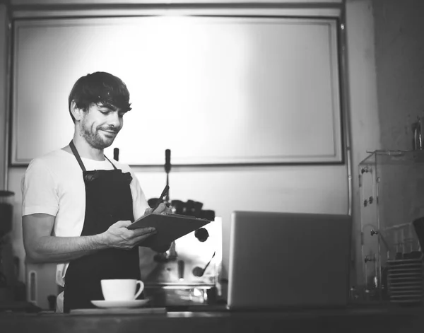 Bonito barista trabalhando no café — Fotografia de Stock