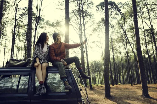 Casal feliz de viajantes — Fotografia de Stock