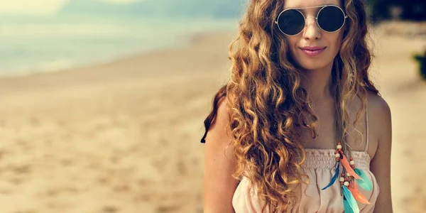 Portrait de femme sur la plage — Photo