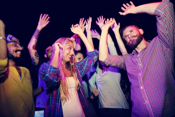 Gente bailando en la fiesta nocturna — Foto de Stock