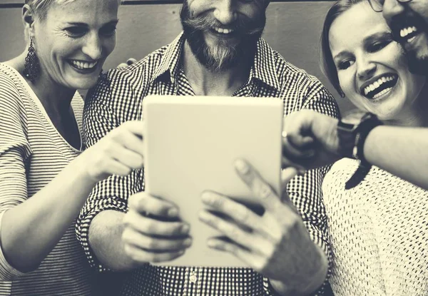 Gente navegando por Internet —  Fotos de Stock