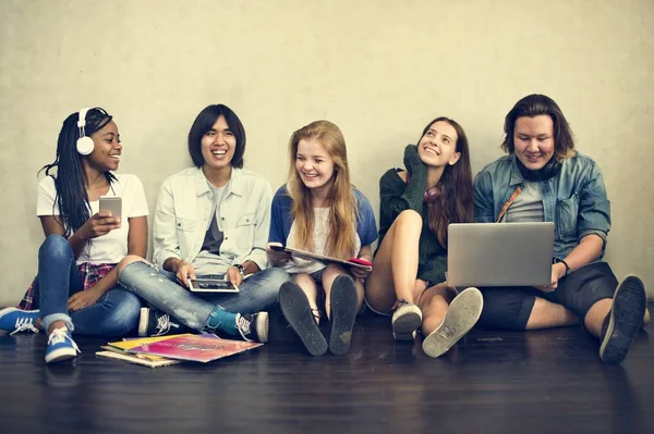 Los adolescentes se divierten juntos — Foto de Stock