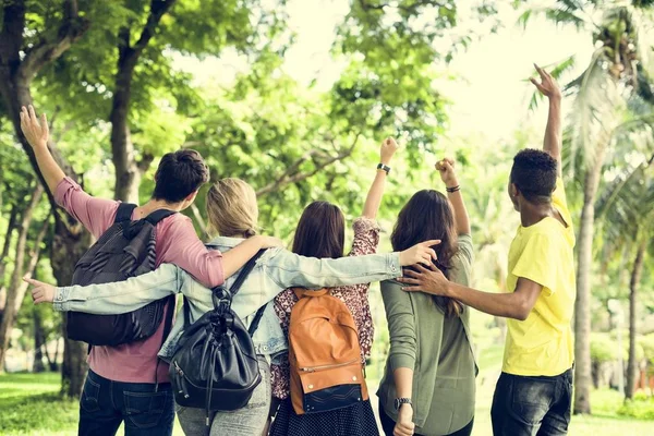 Junge Menschen binden sich die Hände — Stockfoto