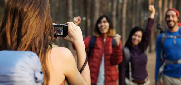 Amigos Fotografiando en el bosque — Foto de Stock