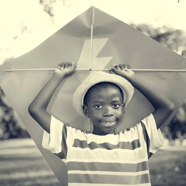 男孩玩飞的风筝 — 图库照片