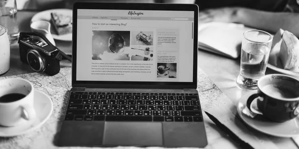 Open laptop on the table — Stock Photo, Image