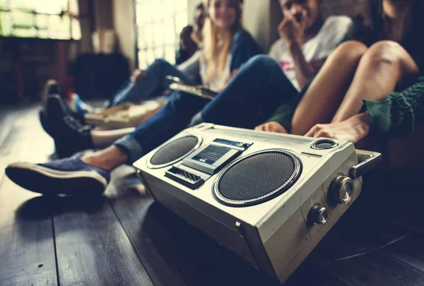 ラジオと 10 代の友達 — ストック写真