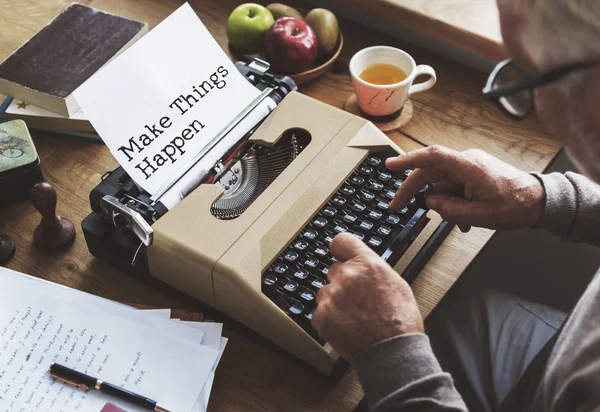 Journalist man typing on typewriting machine — Stock Photo, Image