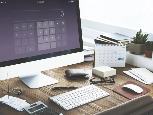 Monitor de ordenador en la mesa de trabajo — Foto de Stock