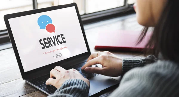 Frau arbeitet mit Laptop in Café — Stockfoto