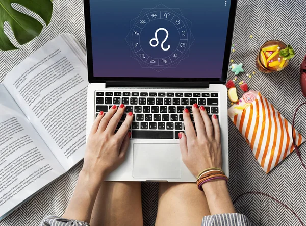 Mujer navegando por Internet —  Fotos de Stock