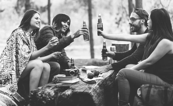 Amigos comendo e bebendo no acampamento — Fotografia de Stock