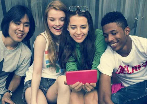 Amigos adolescentes usando teléfono inteligente —  Fotos de Stock