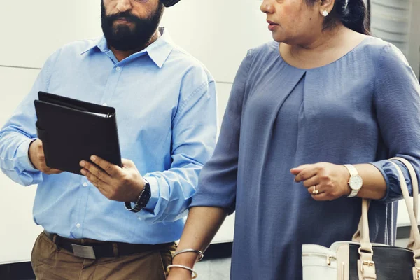 Gente de negocios navegando tableta digital — Foto de Stock