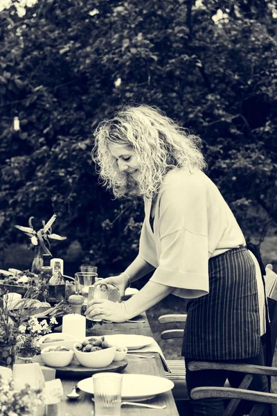 Donna che prepara la tavola per la cena — Foto Stock
