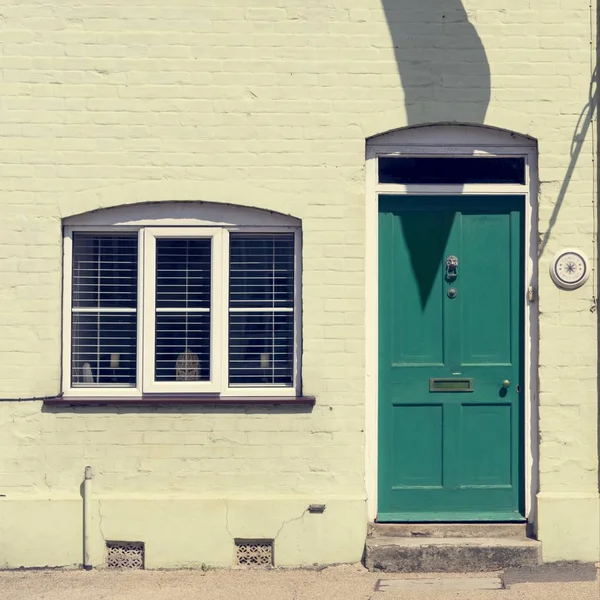 Maison en brique avec porte et fenêtre — Photo