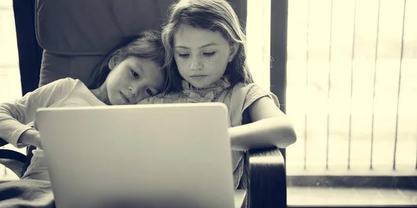 Дівчата, використовуючи ноутбук — стокове фото
