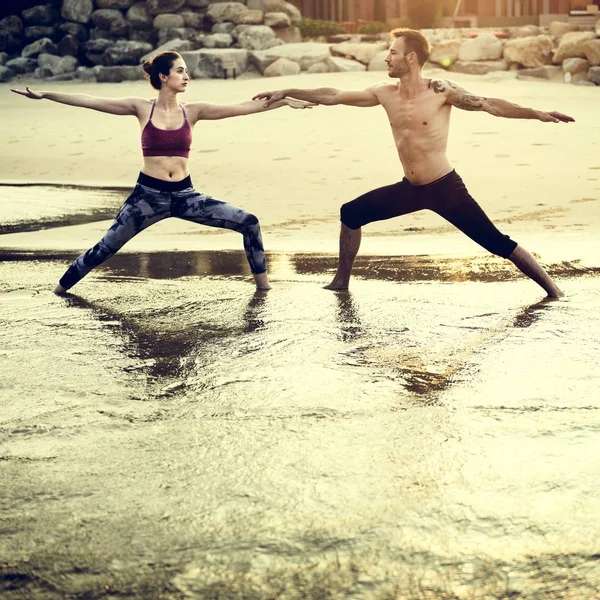 Donna e uomo che fanno yoga — Foto Stock