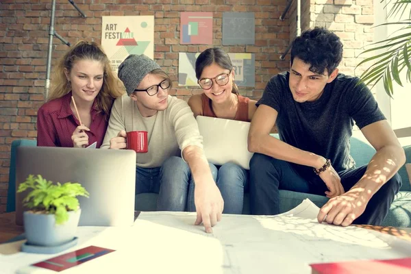 Hipsters travaillant dans le bureau contemporain — Photo