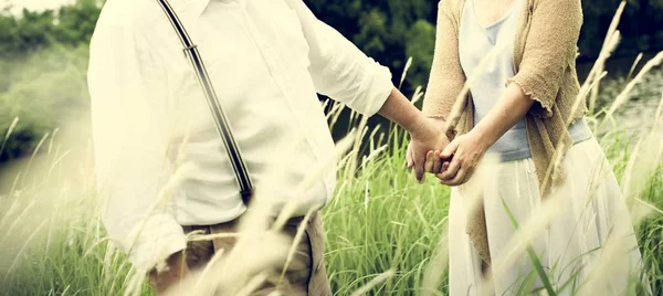 Pareja de ancianos enamorados cogidos de la mano — Foto de Stock