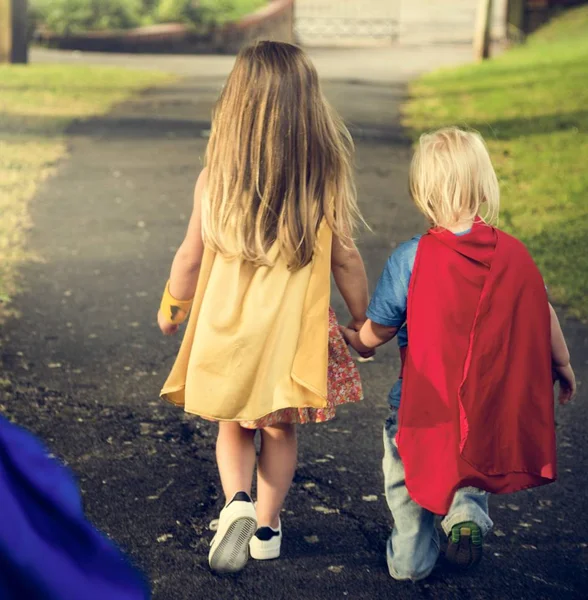 Kinderen in Superhelden Kostuums — Stockfoto