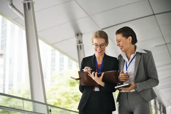 Geschäftsfrauen diskutieren Ideen — Stockfoto