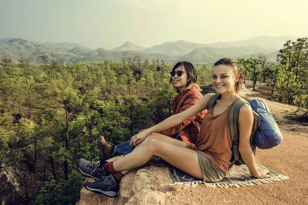 Happy couple of travelers — Stok Foto