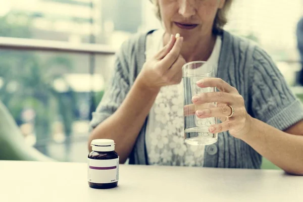 薬を飲む女 — ストック写真