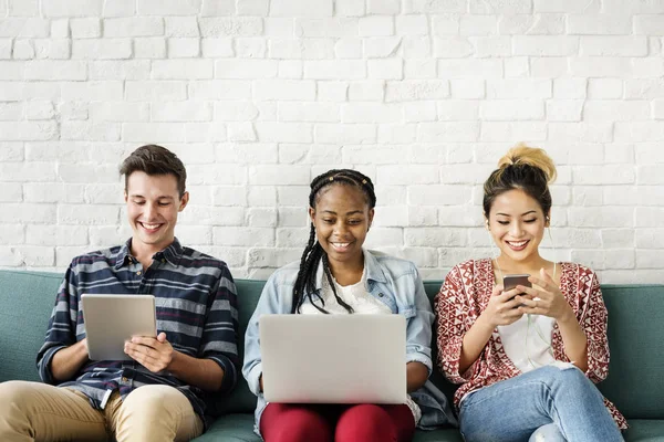 Studenten met behulp van digitale apparaten — Stockfoto