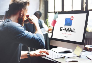 kahve içme ve bilgisayarla çalışma adam