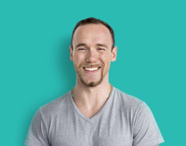 yakışıklı gülen adam