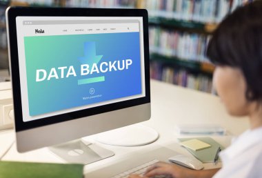 bilgisayarla çalışma öğrenci kız