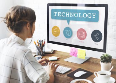 Bilgisayarda Çalışan Kadın 