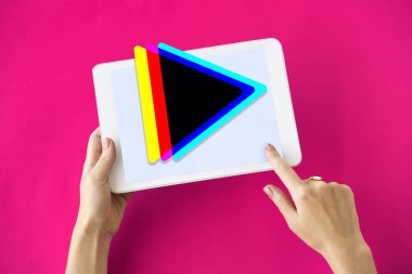 Dijital tablet ellerinde